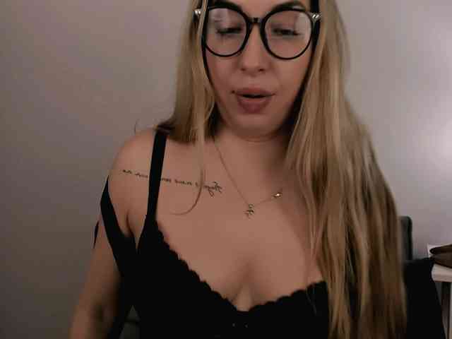Model: AriaBeauty