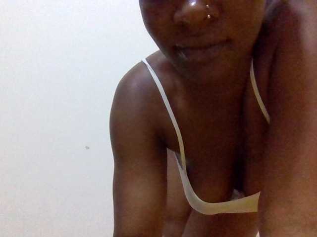 Curvey live cam on BongaCams