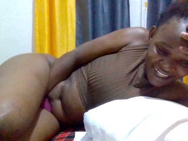 Curvey live cam on BongaCams