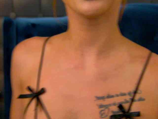 LeyaCass webcam