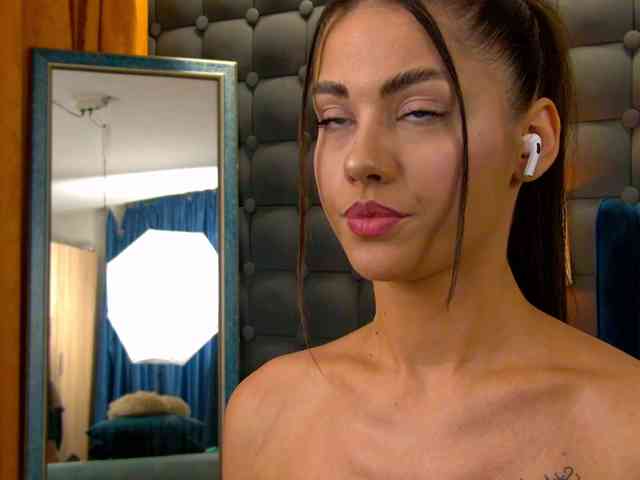 LeyaCass webcam