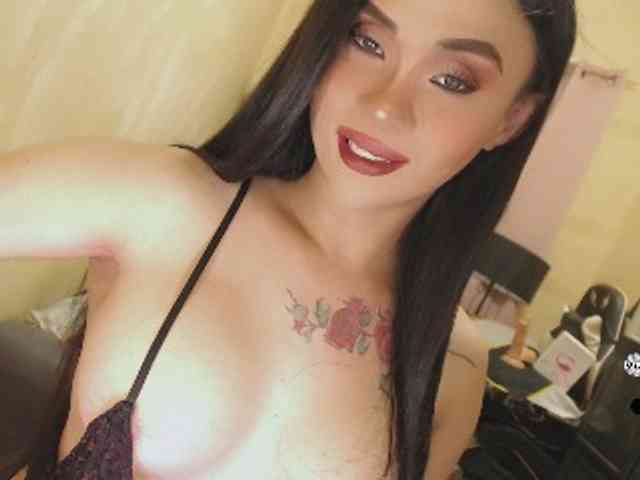 yourqueenmika Live Webcam on BongaCams