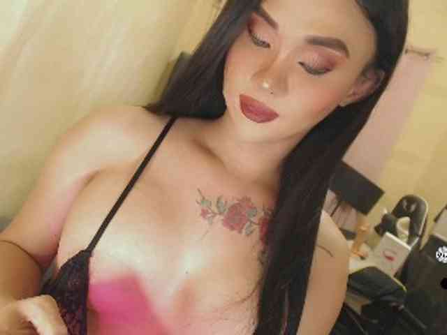 yourqueenmika Live Webcam on BongaCams