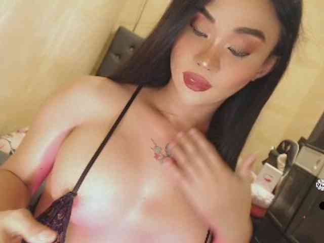 yourqueenmika Live Webcam on BongaCams