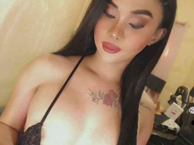 yourqueenmika Live Webcam on BongaCams