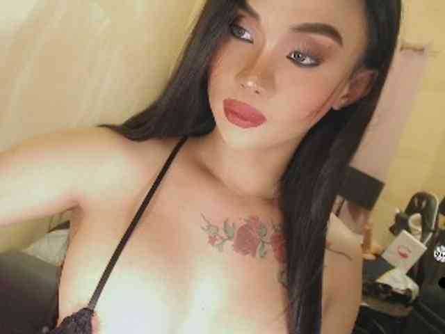 yourqueenmika Live Webcam on BongaCams