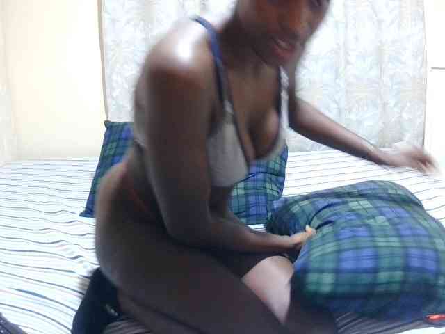 Model ini sedang live sekarang. slender-sweet
