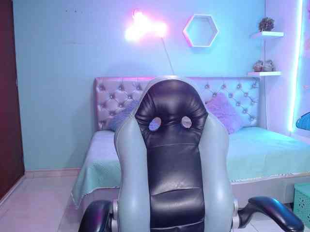 cristal-horny19