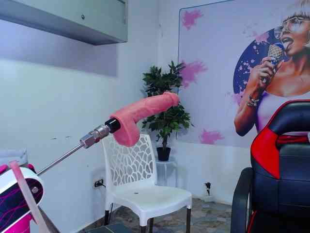 cristal-horny19