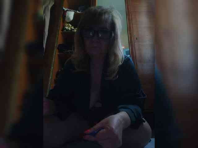 该模特正在直播。 Alina1965