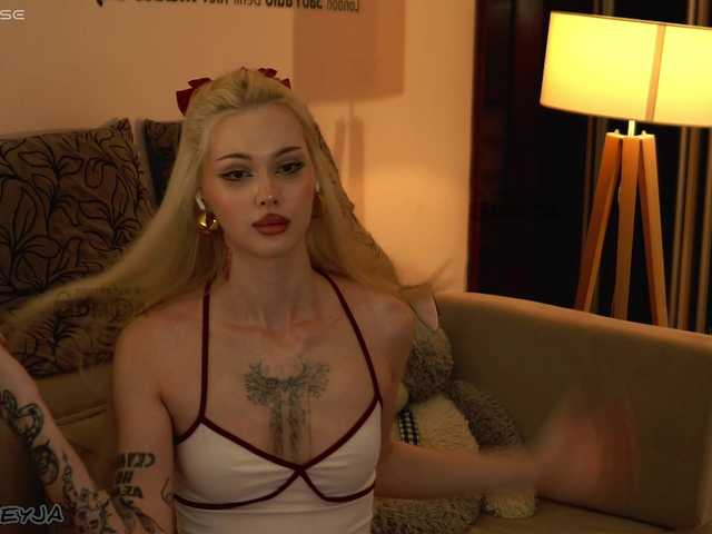 ManiFreyja live webcam show