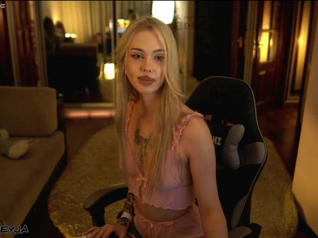 ManiFreyja live cam preview