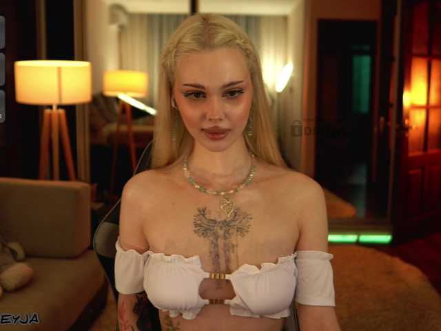 ManiFreyja live webcam show
