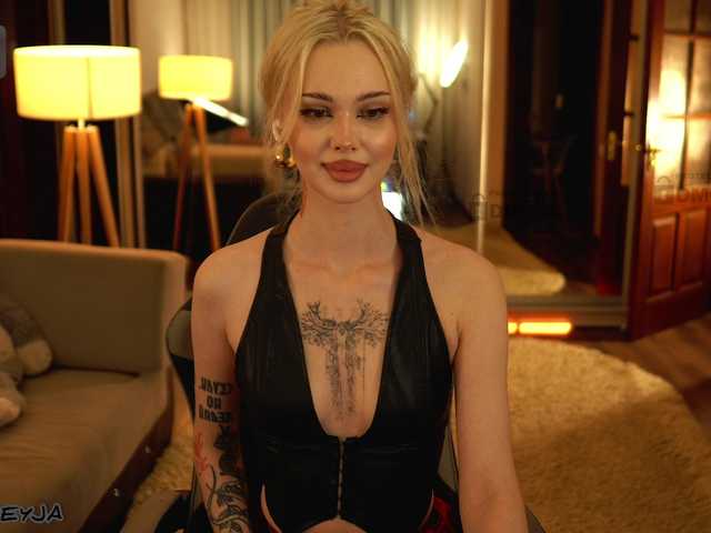 ManiFreyja live webcam show