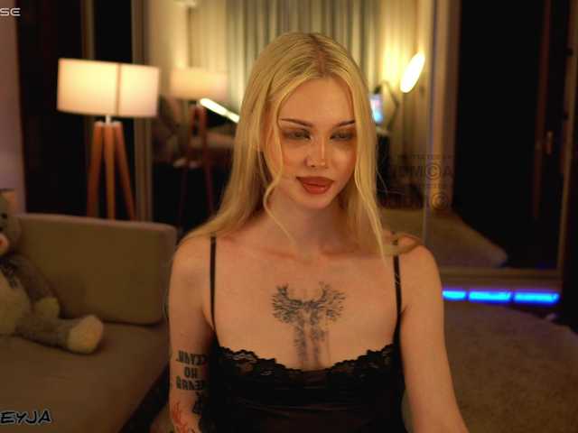 ManiFreyja live webcam show