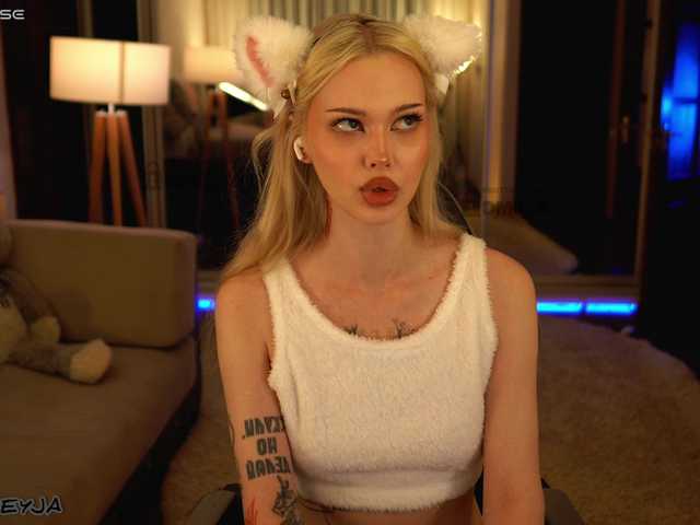 ManiFreyja live webcam show
