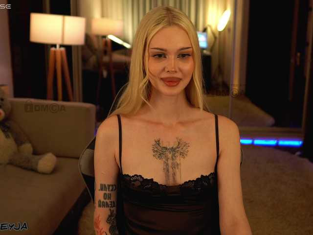 ManiFreyja live webcam show