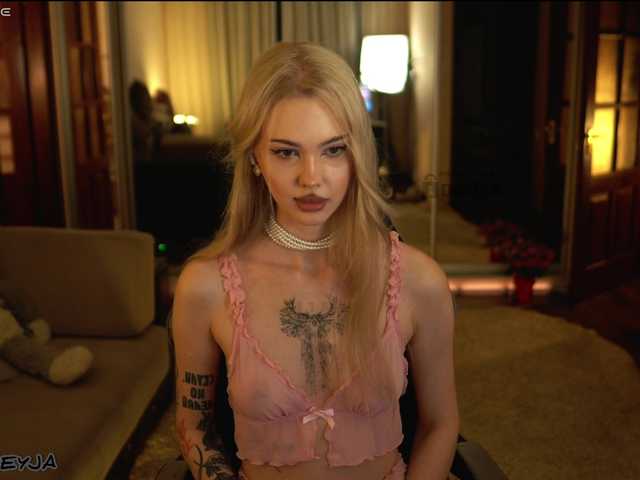 ManiFreyja live cam preview