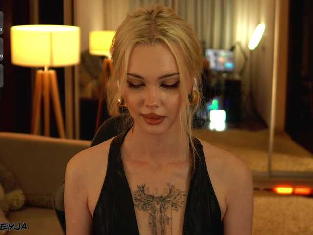 ManiFreyja live webcam show