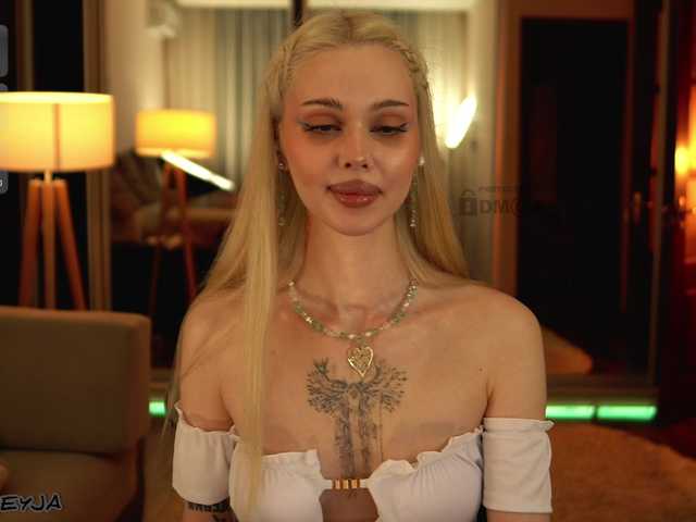 ManiFreyja live webcam show