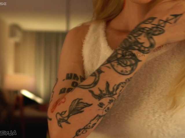 ManiFreyja live webcam show