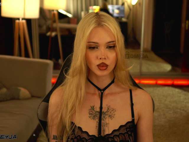 ManiFreyja live webcam show