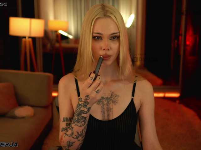 ManiFreyja live webcam show