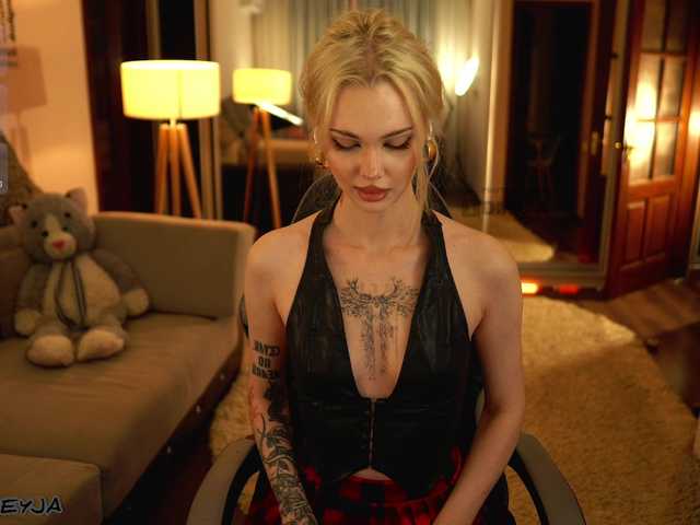 ManiFreyja live webcam show