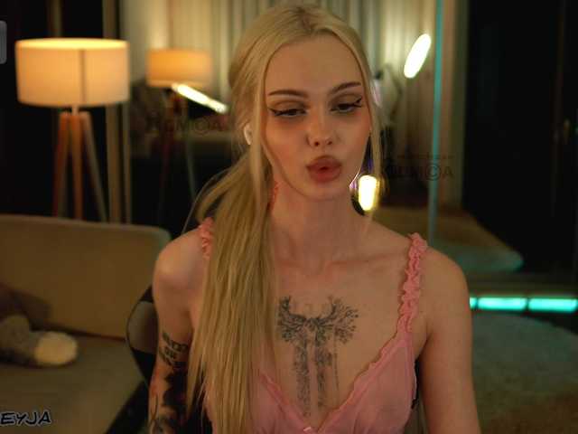 ManiFreyja live webcam show