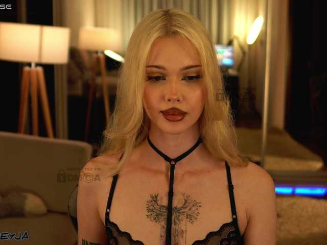 ManiFreyja live webcam show