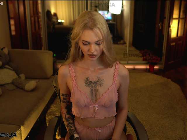 ManiFreyja live cam preview