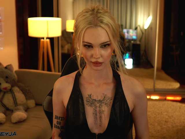 ManiFreyja live webcam show