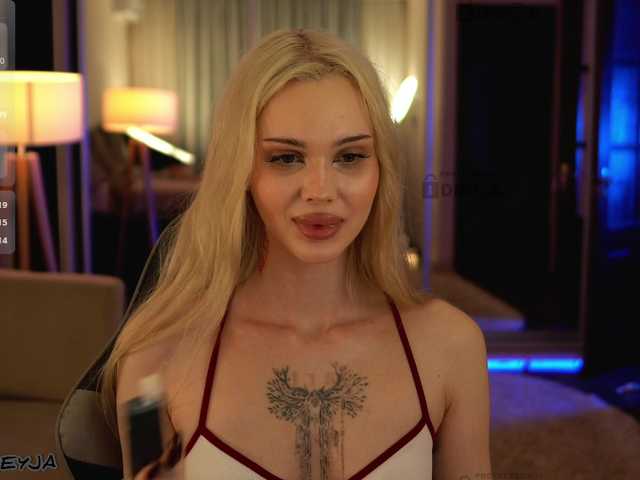 ManiFreyja live webcam show