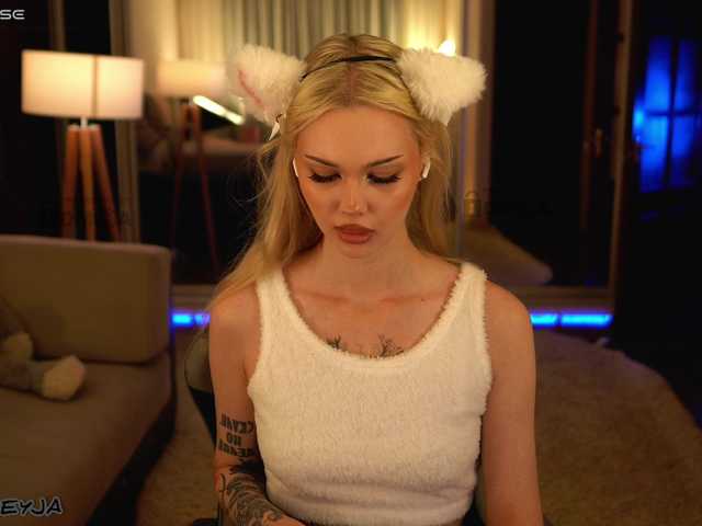 ManiFreyja live webcam show