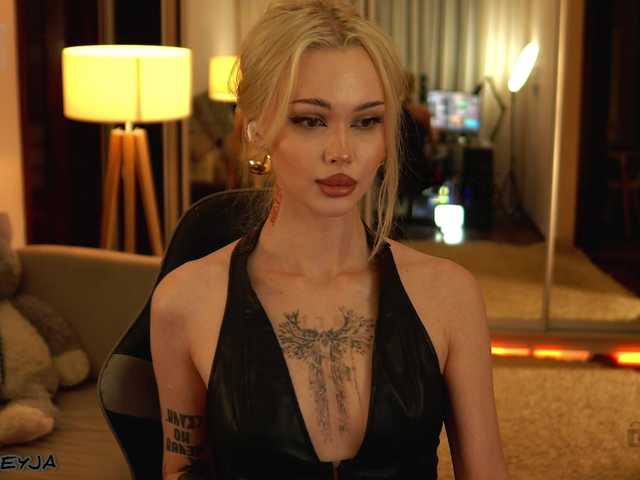 ManiFreyja live webcam show
