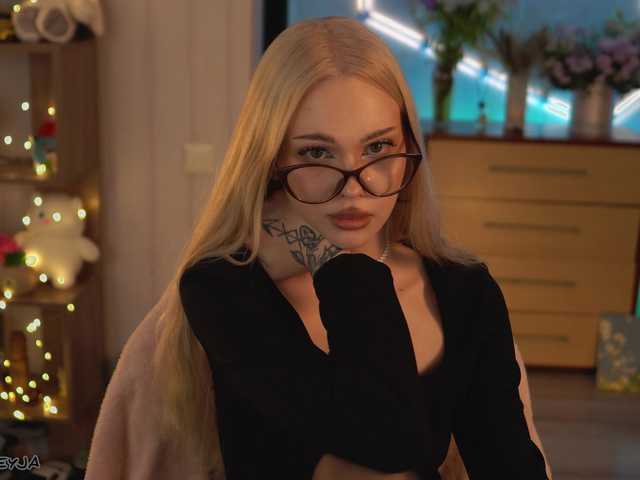 ManiFreyja's BongaCams show and profile