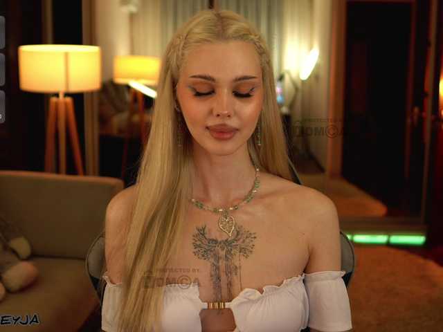 ManiFreyja live webcam show