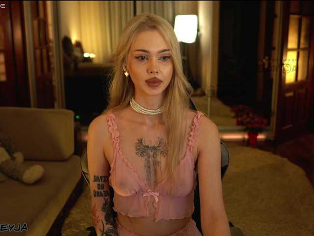 ManiFreyja live cam preview