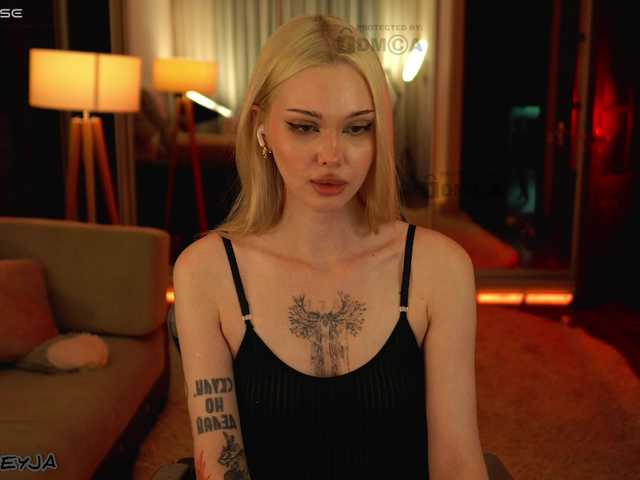 ManiFreyja live webcam show