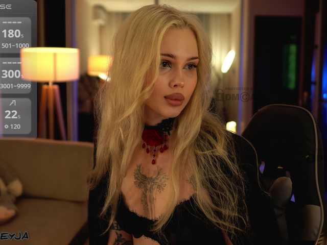 ManiFreyja live webcam show