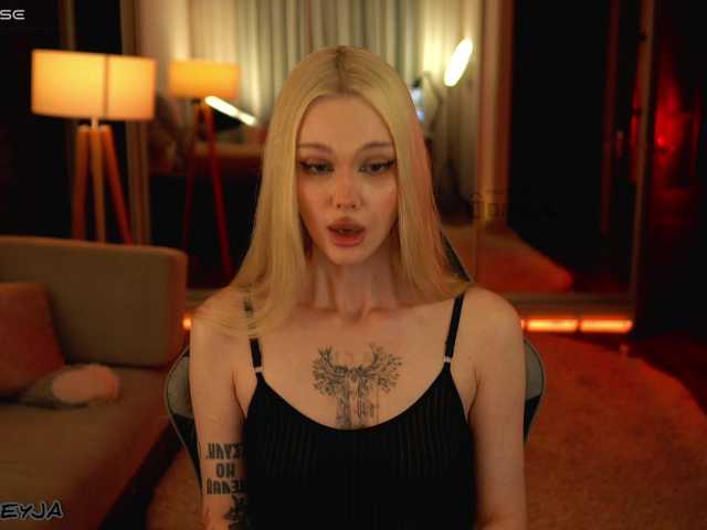 ManiFreyja live webcam show