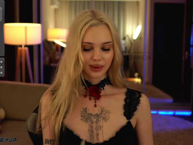 ManiFreyja live webcam show