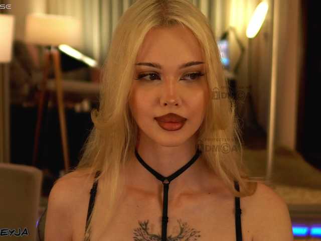 ManiFreyja live webcam show