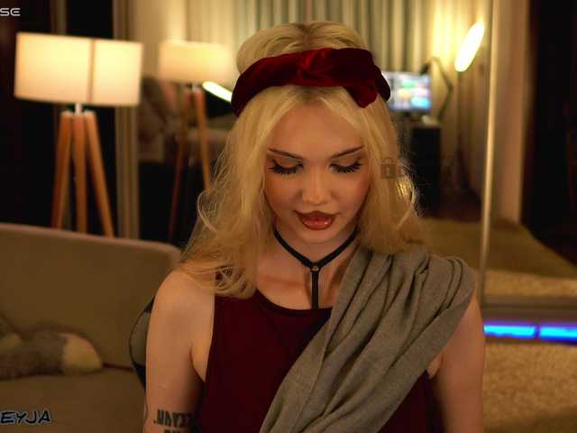 ManiFreyja live webcam show