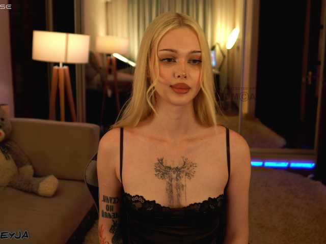 ManiFreyja live webcam show
