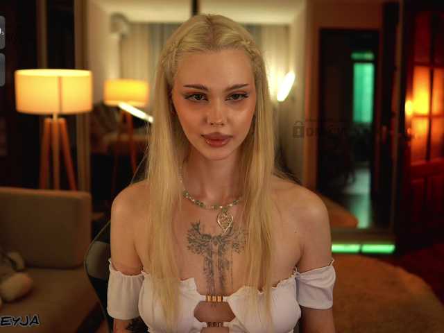ManiFreyja live webcam show