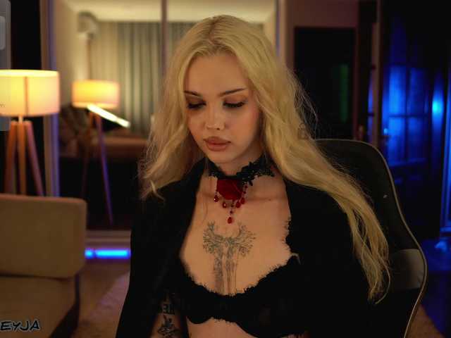 ManiFreyja live webcam show