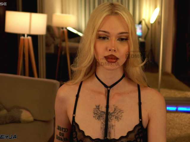 ManiFreyja live webcam show