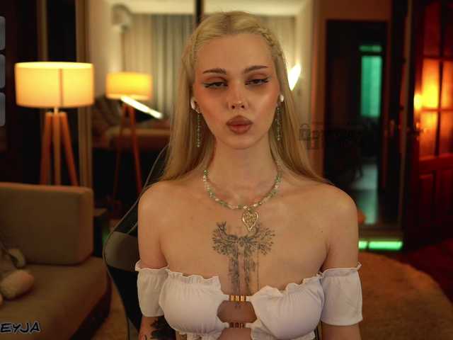 ManiFreyja live webcam show