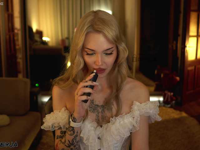 ManiFreyja live cam preview